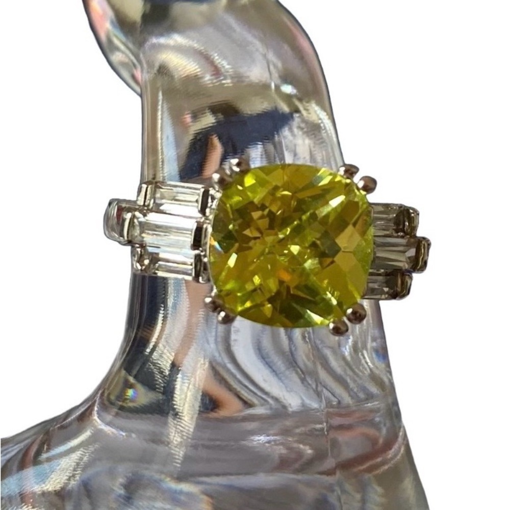 Stunning Sparkly Women’s Chartreuse  Cocktail Ring Size 7.5
